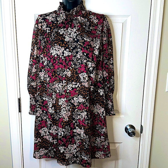 Spring fashion is in full affect with this dress you will rock on out - Picture 3 of 12